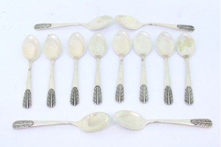  Conjunto de doze colheres de chá em prata com relevos nos cabos.